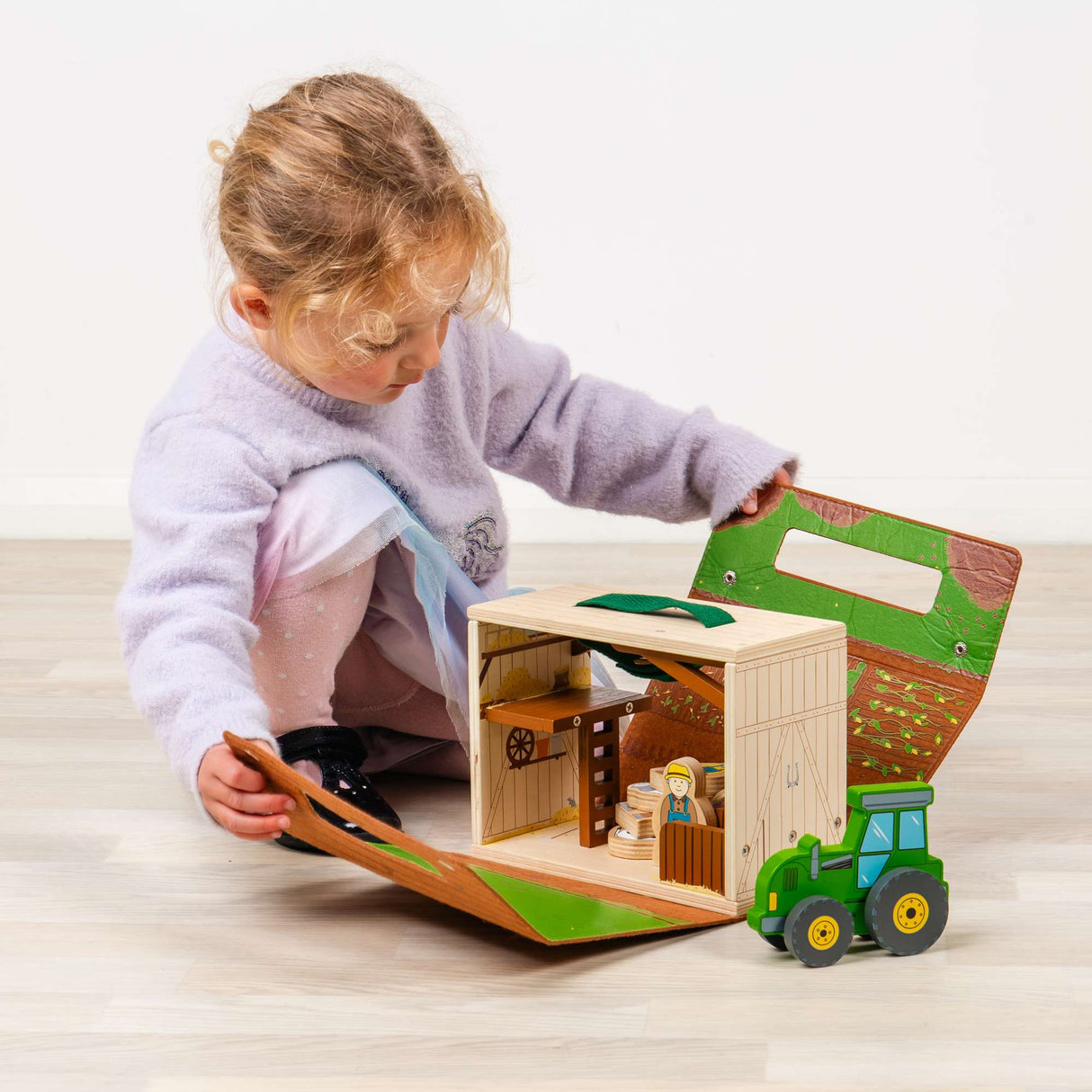 Bigjigs Toys Farm On The Go- Portable Playset for Kids, Toy Animals Travel Set